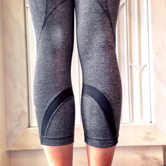 LULULEMON Run Inspire Crop II Luxtreme Leggings in Giant Herringbone Black - Picture 2 of 13